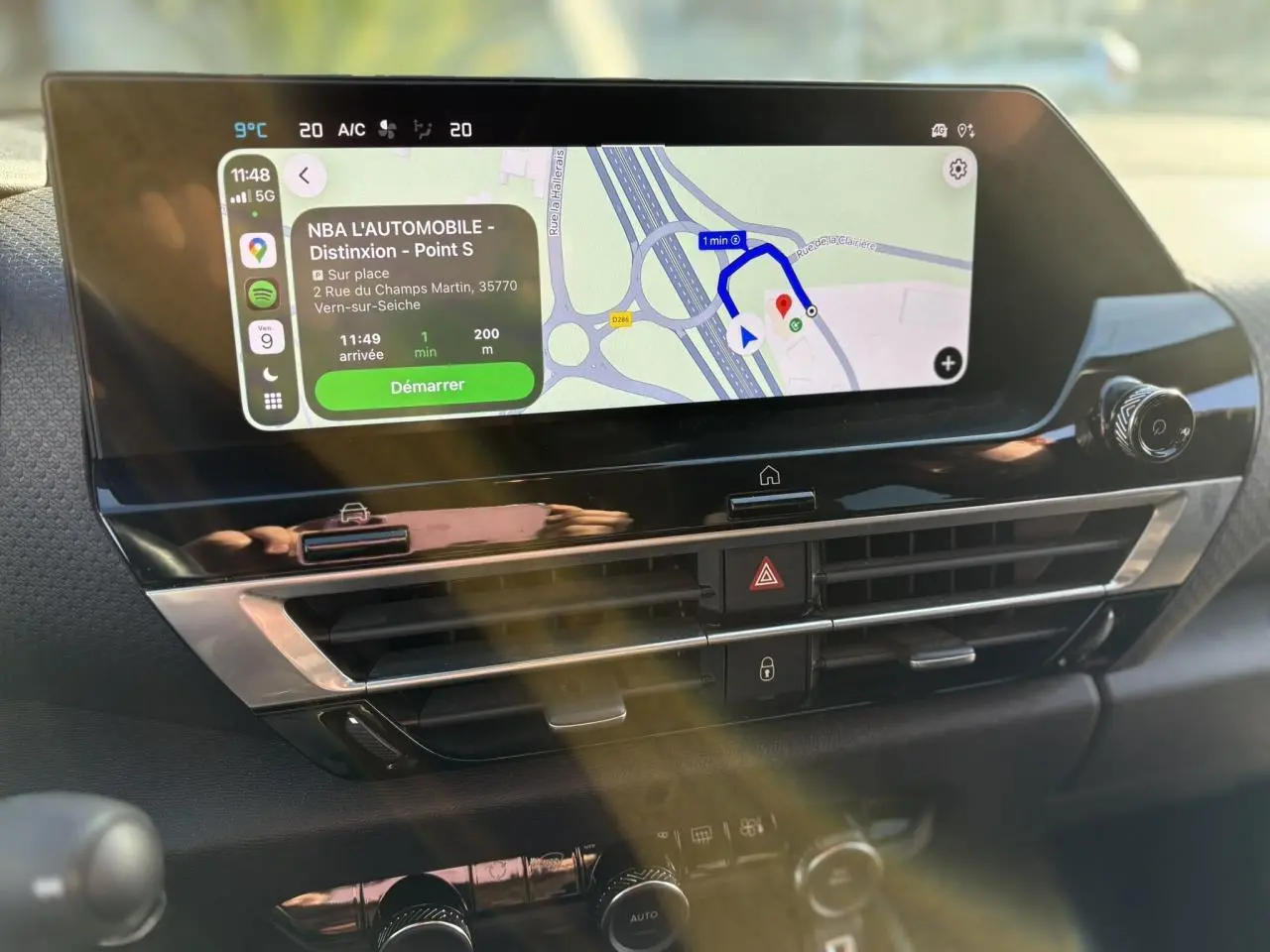 Vue rapprochée de l’écran tactile 10 pouces du tableau de bord de la Citroën C4 2024, affichant un GPS en navigation.