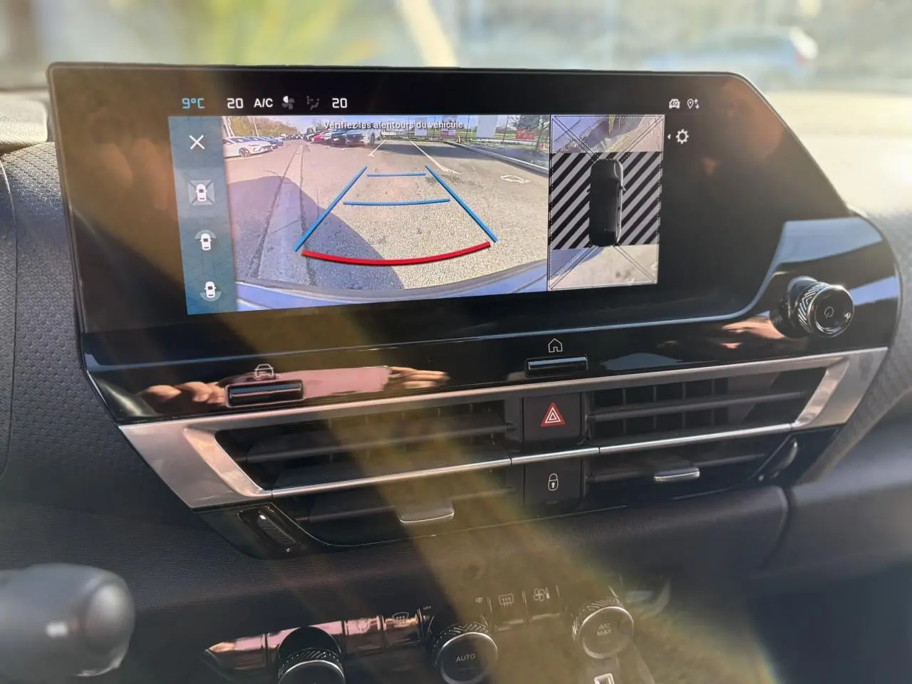 Écran tactile intérieur de la Citroën C4 2024 montrant la caméra de recul et vue 360°, ambiance gris métallisé.