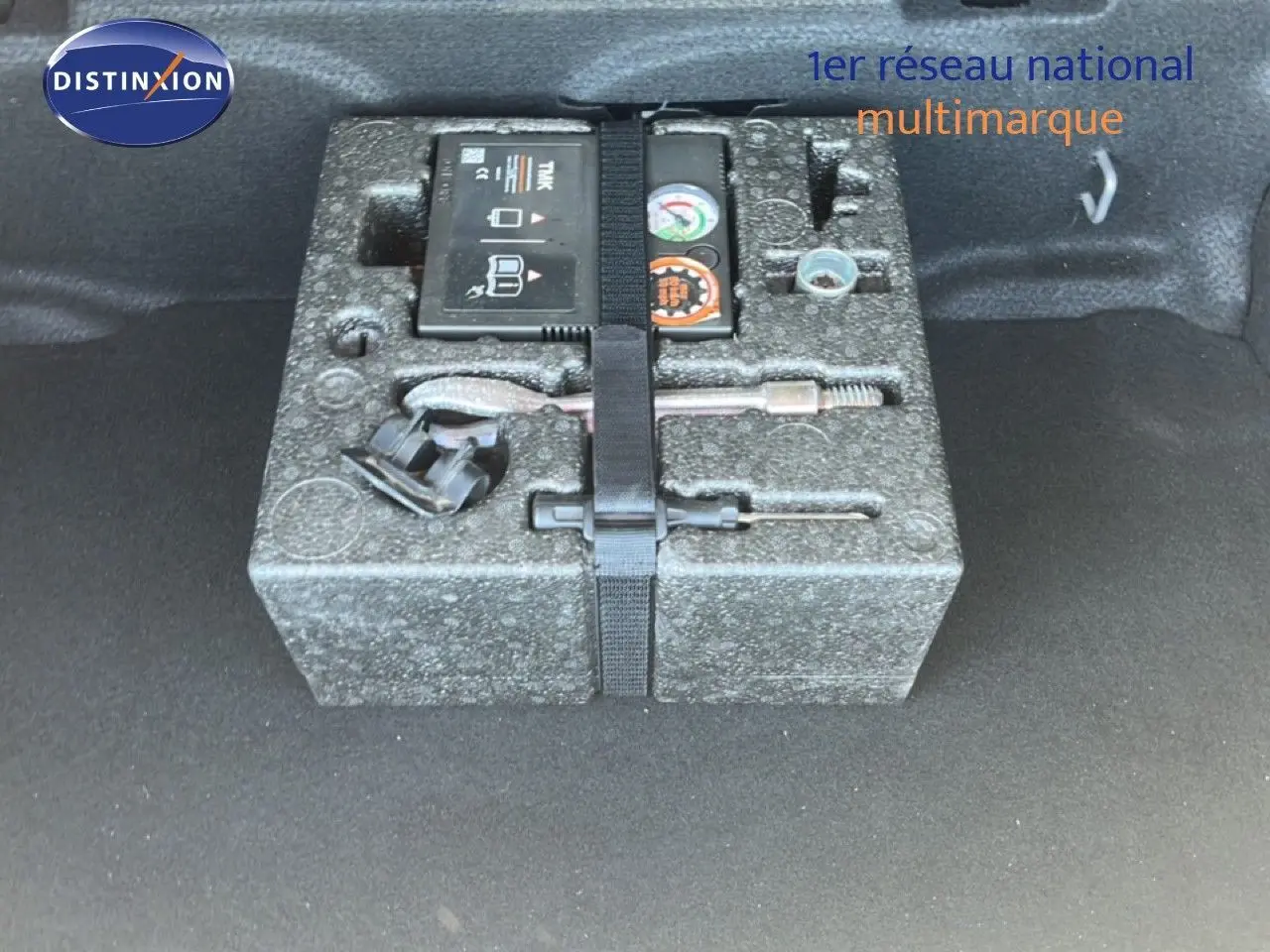 Coffre ouvert montrant le kit de réparation pneus dans un MINI Countryman Cooper 2023 couleur rooftop grey metal.