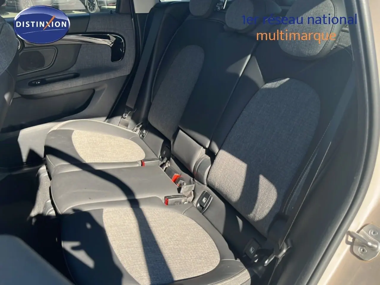 Vue intérieure côté droit des sièges arrière en tissu gris et noir d'une MINI Countryman 2023 couleur Rooftop Grey Metal.
