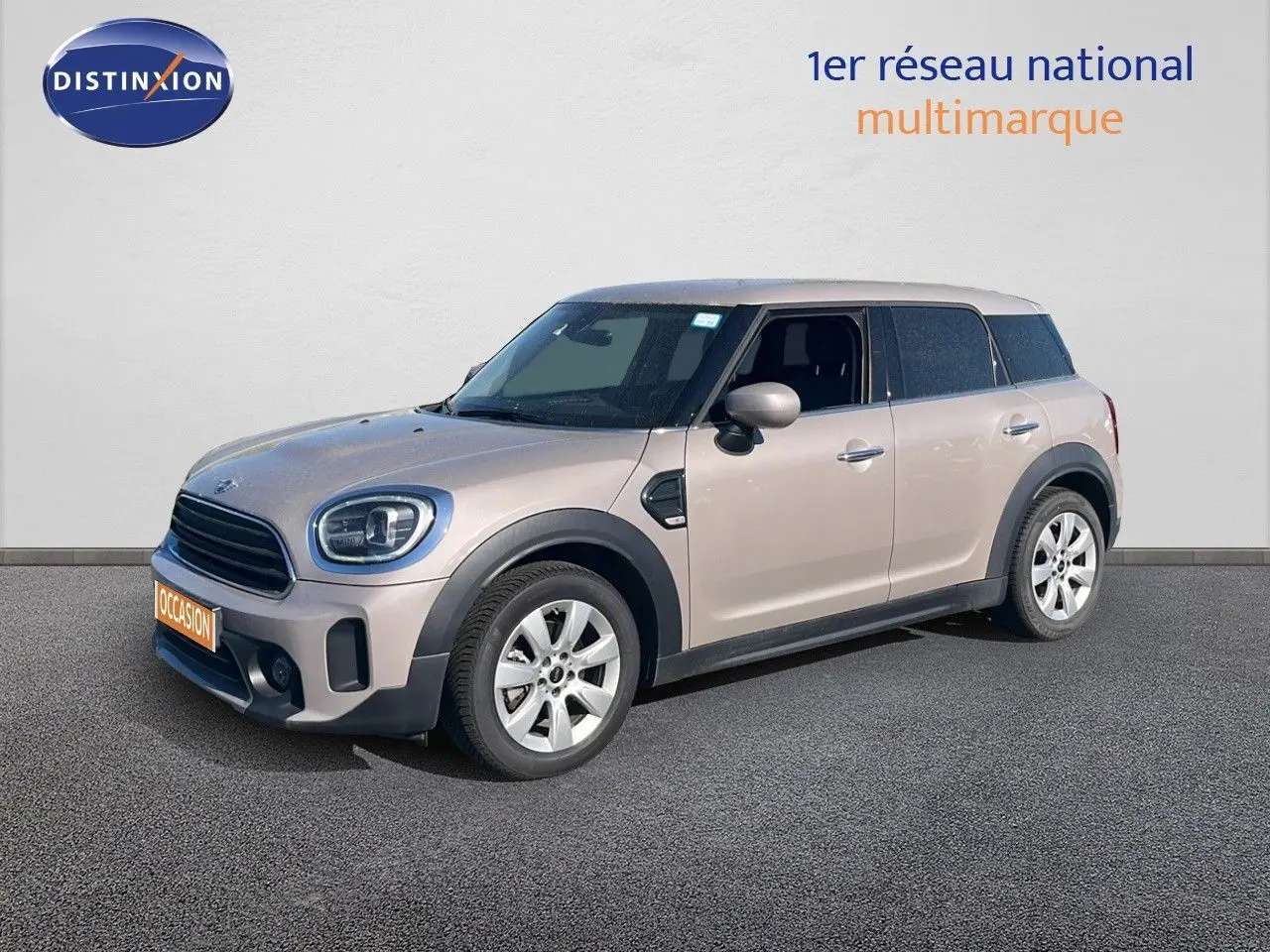 Vue 3/4 avant droit d'une MINI Countryman Cooper grise rooftop avec jantes argent et détails noirs autour des passages de roue.
