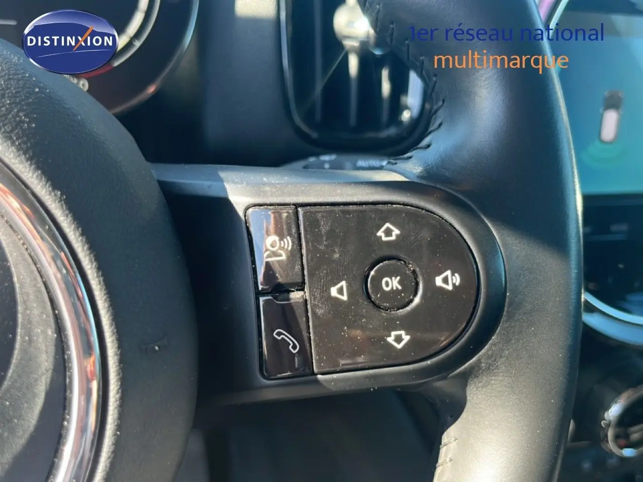 Gros plan sur les commandes au volant à gauche d'une MINI Countryman 2023 couleur Rooftop Grey Metal.