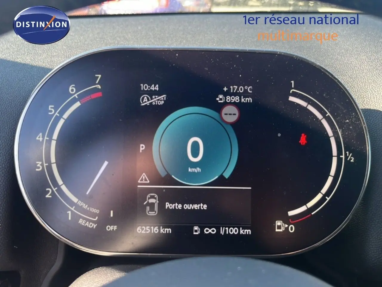 Tableau de bord numérique du MINI Countryman Cooper 2023 affichant vitesse, compte-tours et alertes, vue frontale rapprochée.