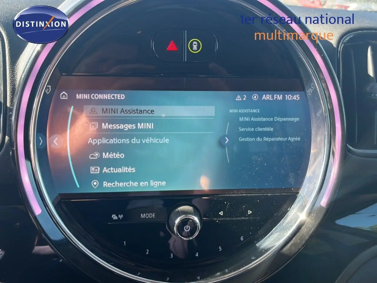 Écran central tactile du MINI Countryman Cooper 2023 avec interface MINI Connected et éclairage d’ambiance rose.