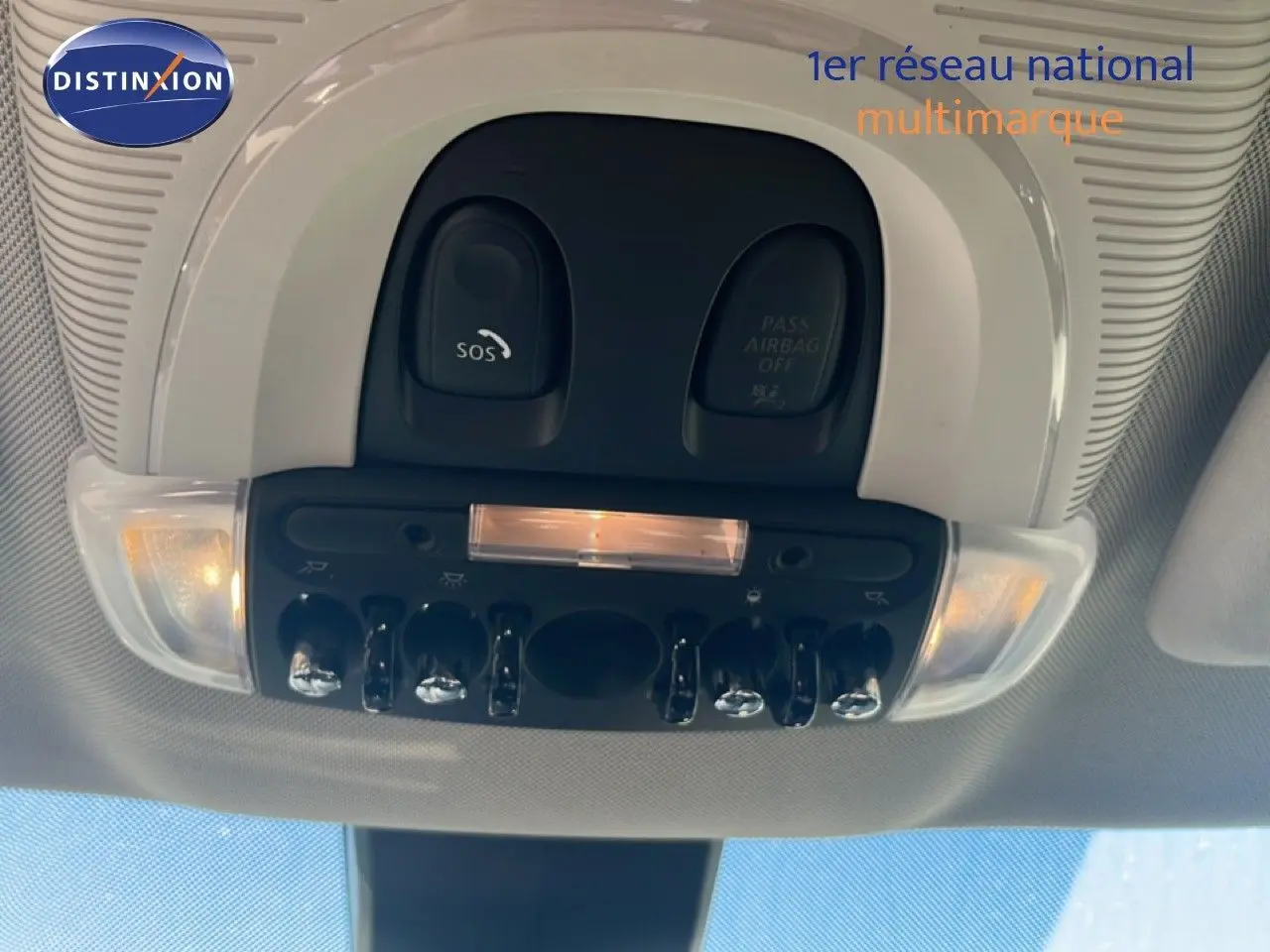 Vue intérieure du plafonnier avec commandes et éclairage de la MINI Countryman Cooper 2023 en gris rooftop metal.