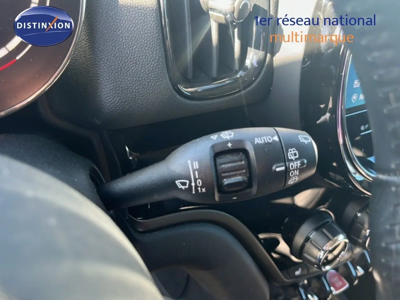 Gros plan sur la commande d’essuie-glace côté droit du tableau de bord d’un MINI Countryman 2023 gris rooftop.