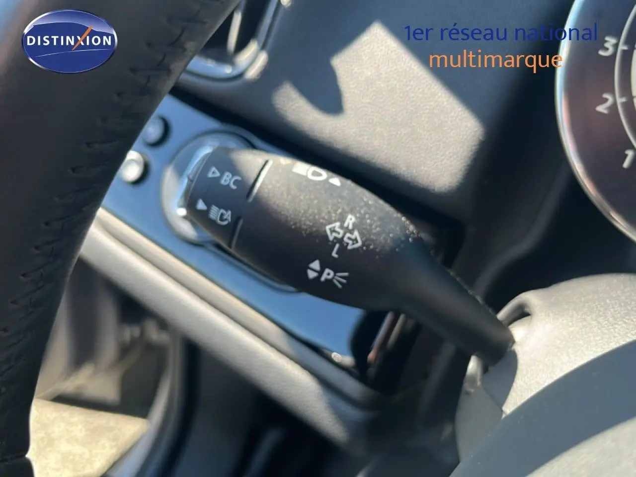 Gros plan sur la manette de clignotant côté gauche du tableau de bord d’un MINI Countryman gris rooftop 2023.