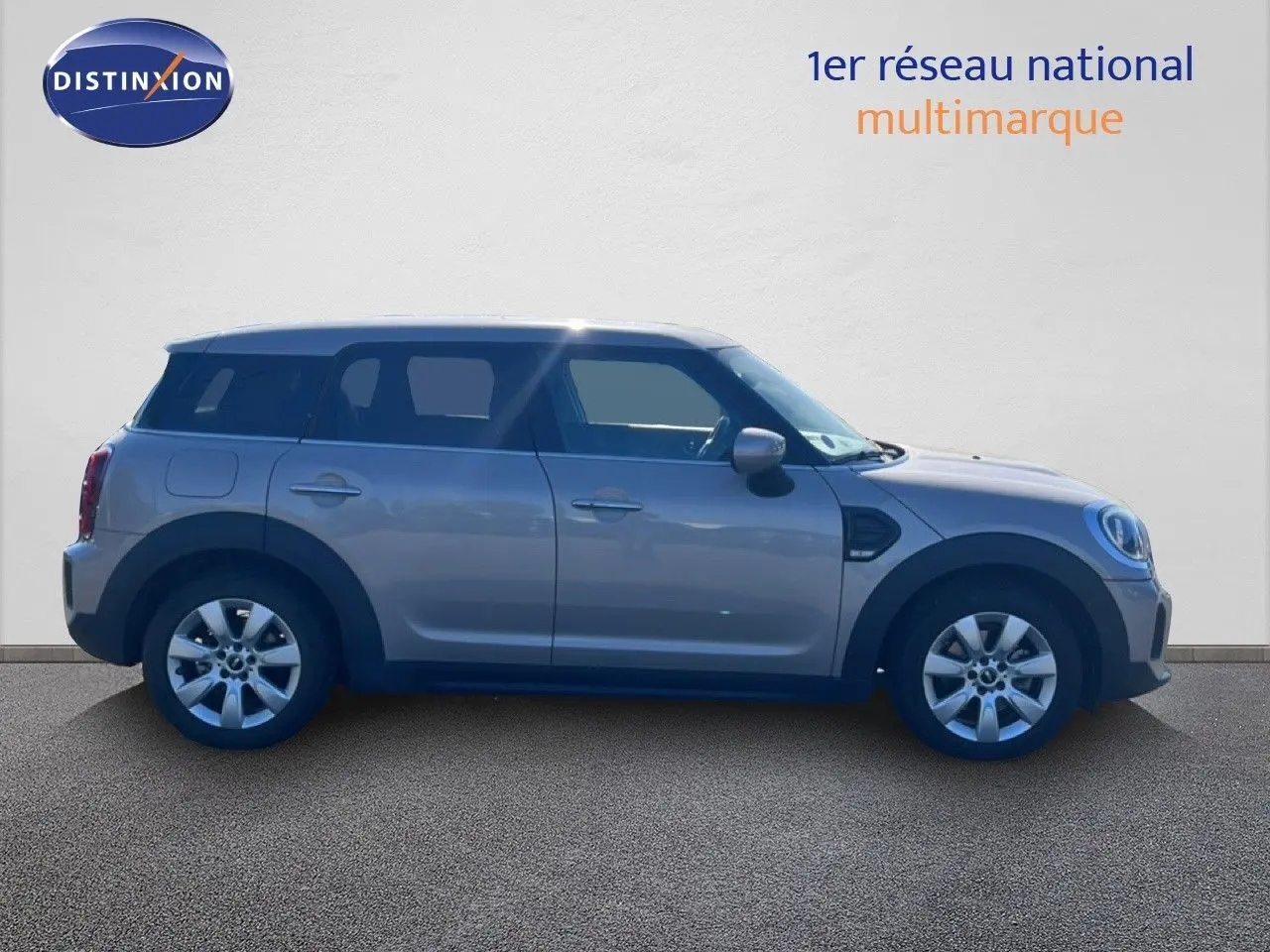 Profil côté gauche d'une MINI Countryman Cooper 2023 en gris rooftop, avec jantes alliage et toit contrasté blanc.
