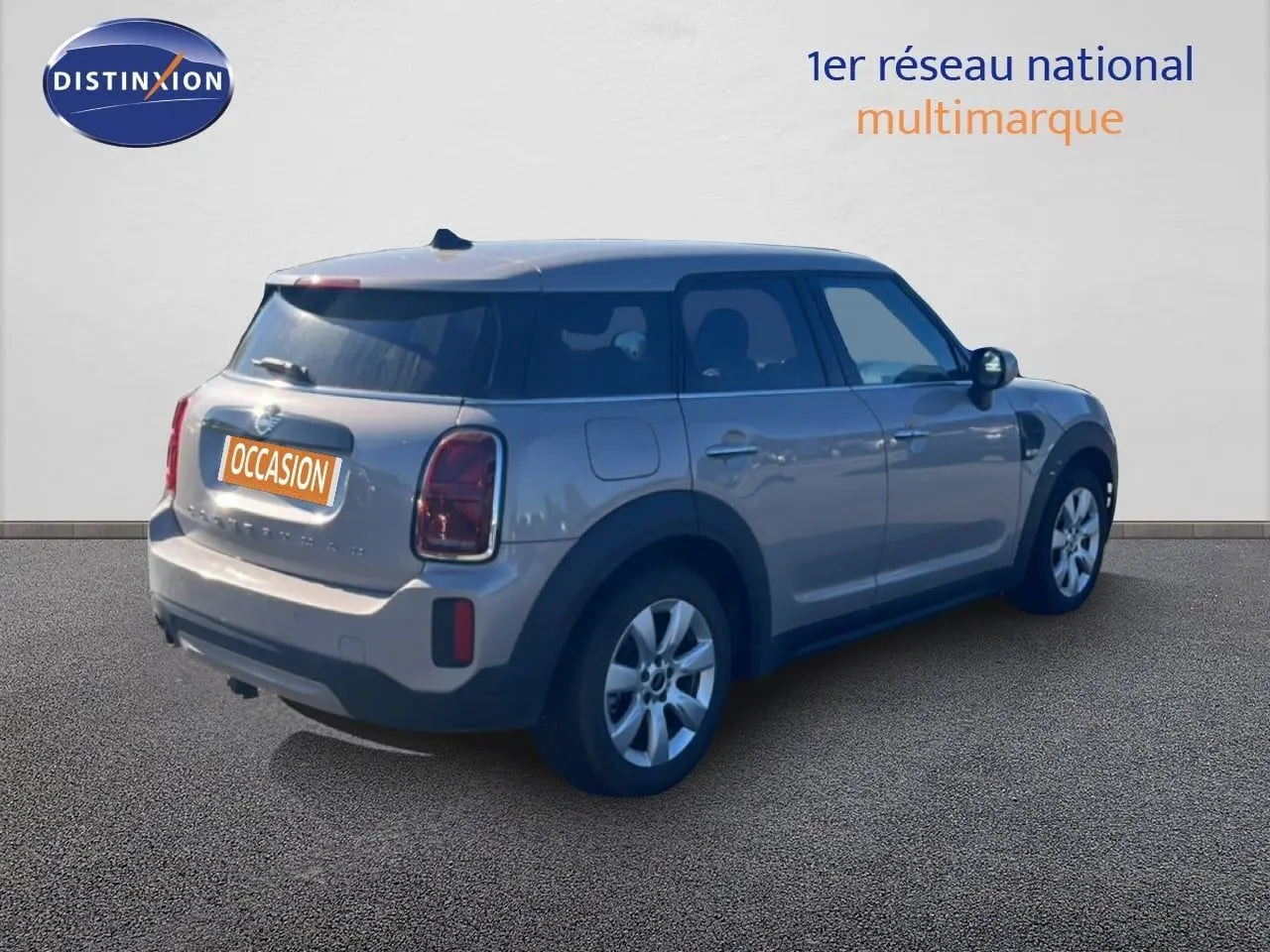 Vue 3/4 arrière droite d'une MINI Countryman 2023 gris rooftop avec jantes alliage et feux arrière LED teintés.