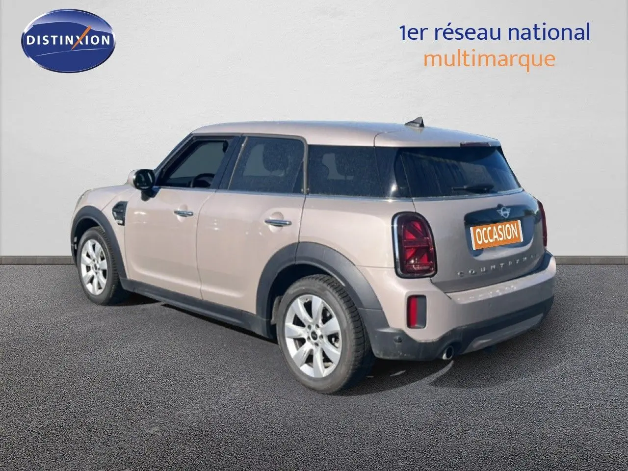 Vue 3/4 arrière gauche d'une MINI Countryman Cooper grise rooftop avec toit noir et feux arrière LED foncés.