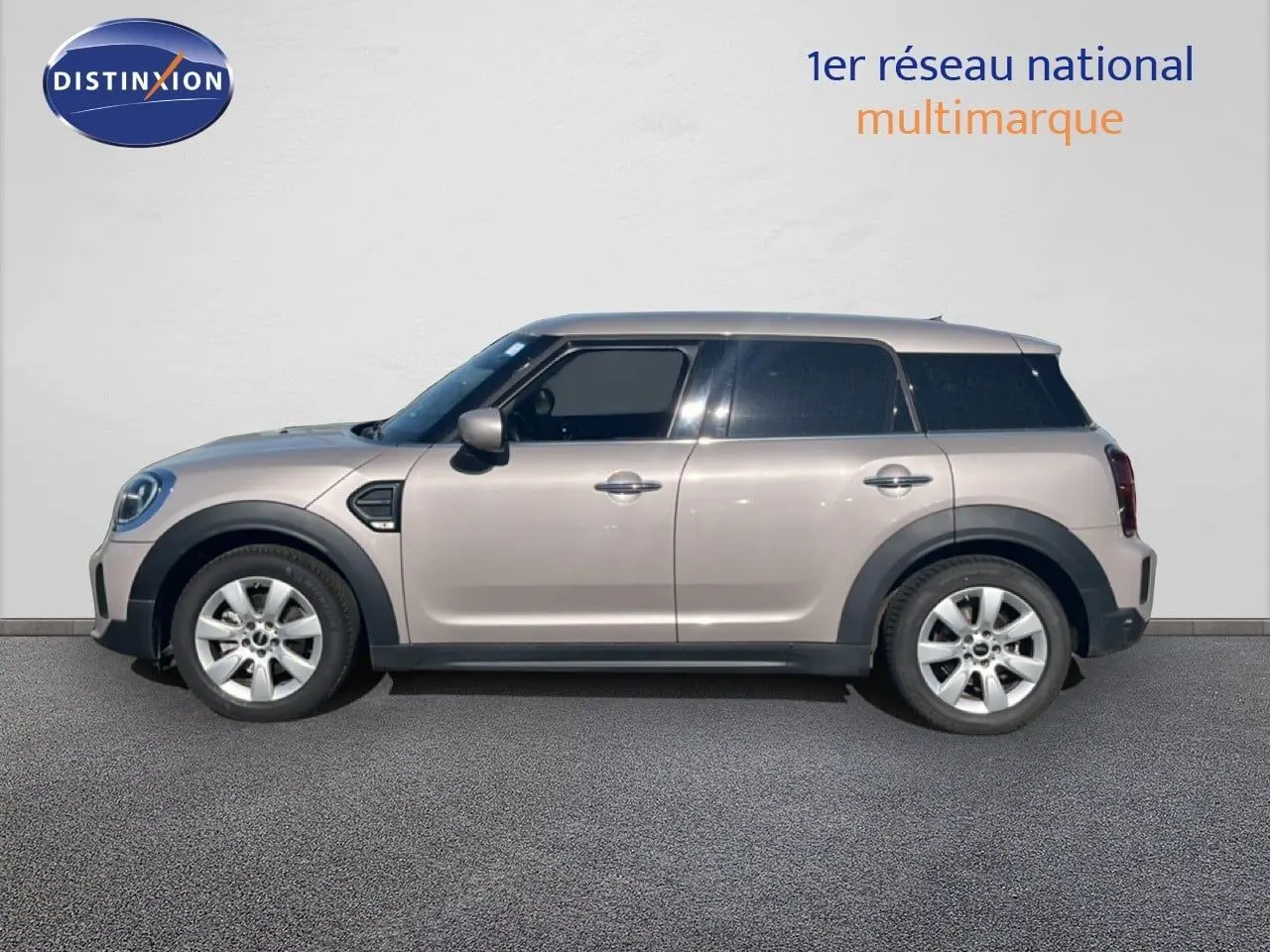 Vue latérale gauche d'un MINI Countryman 2023 gris rooftop avec toit noir et jantes argentées.