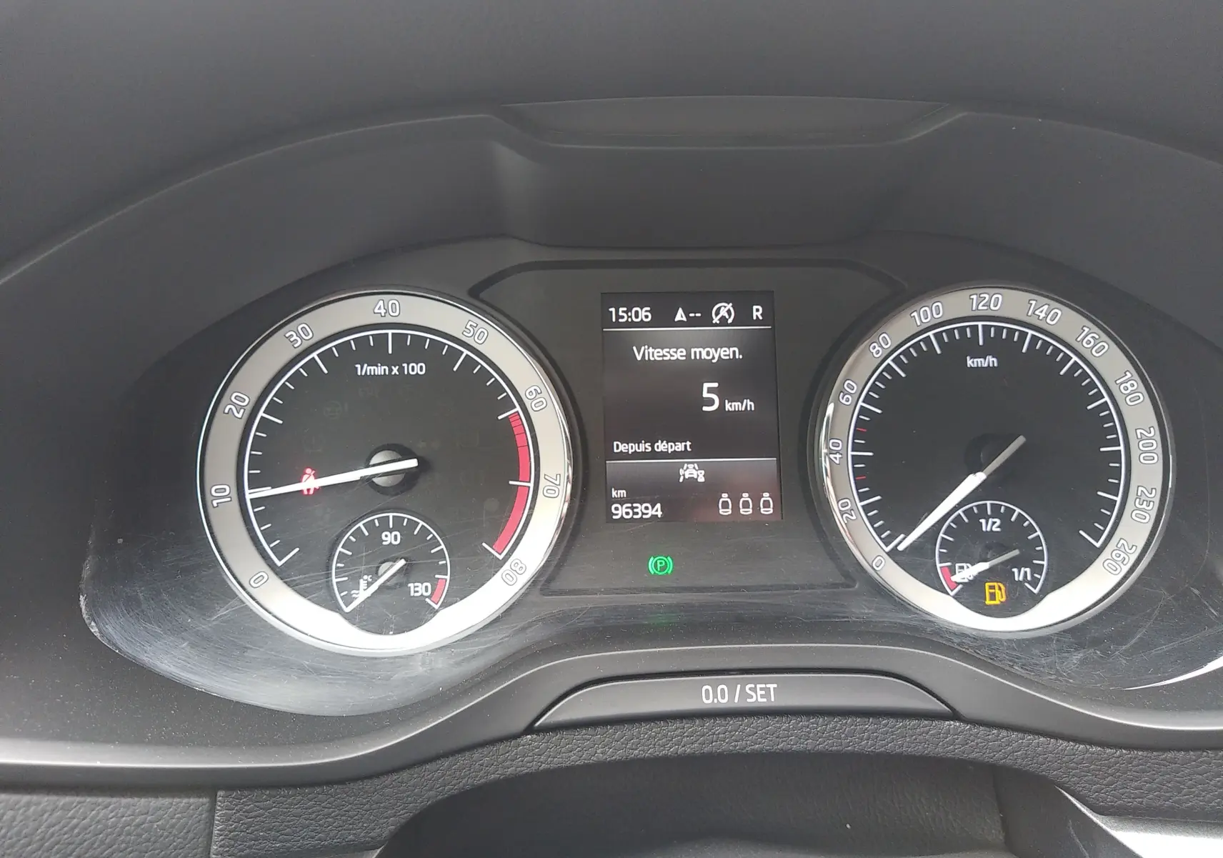 Tableau de bord de Skoda Karoq gris, affichage numérique central avec vitesse moyenne à 5 km/h et compteurs analogiques.