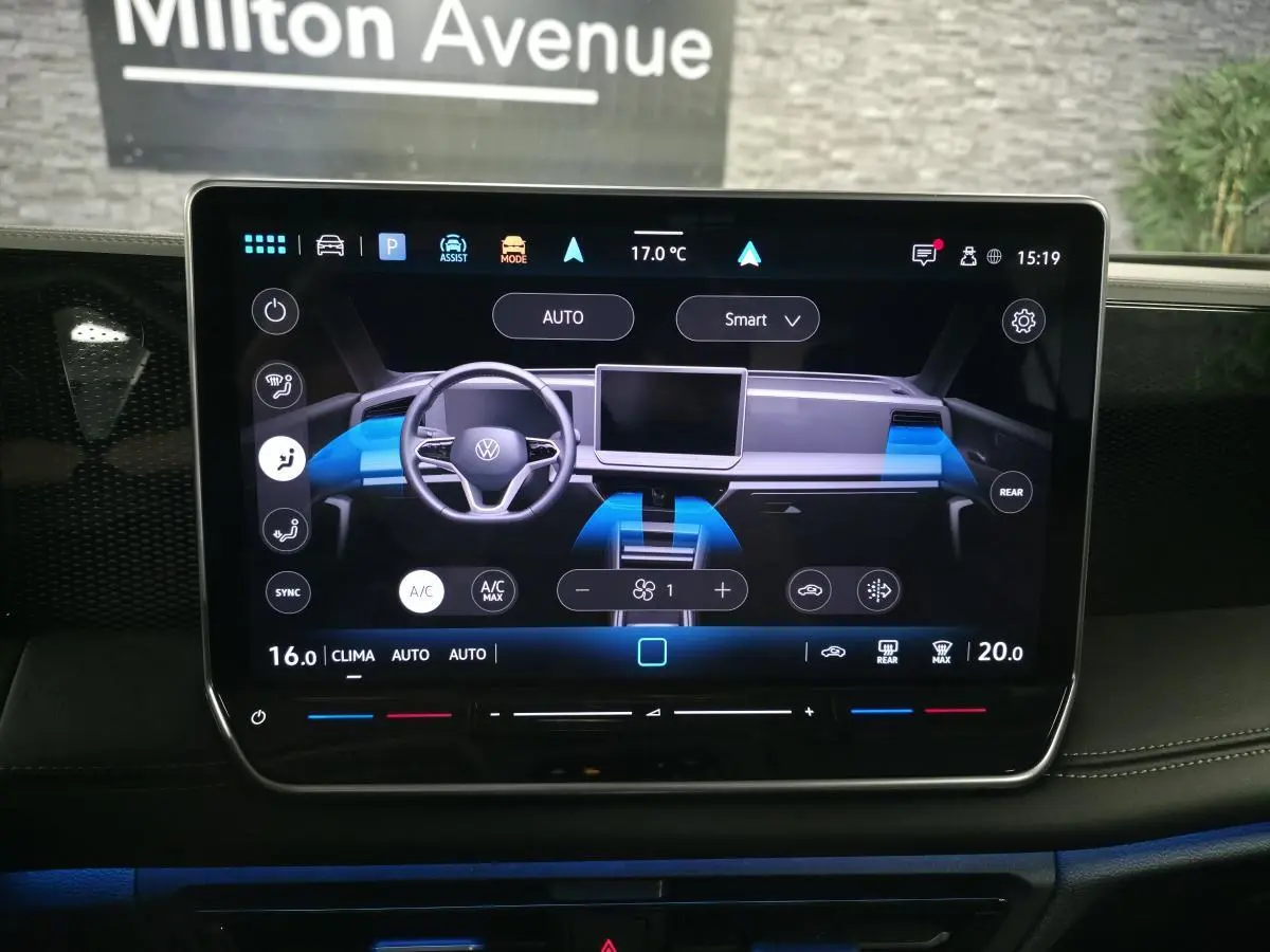 Écran tactile central affichant le tableau de bord numérique du Volkswagen Tiguan 2025, ambiance intérieure moderne.