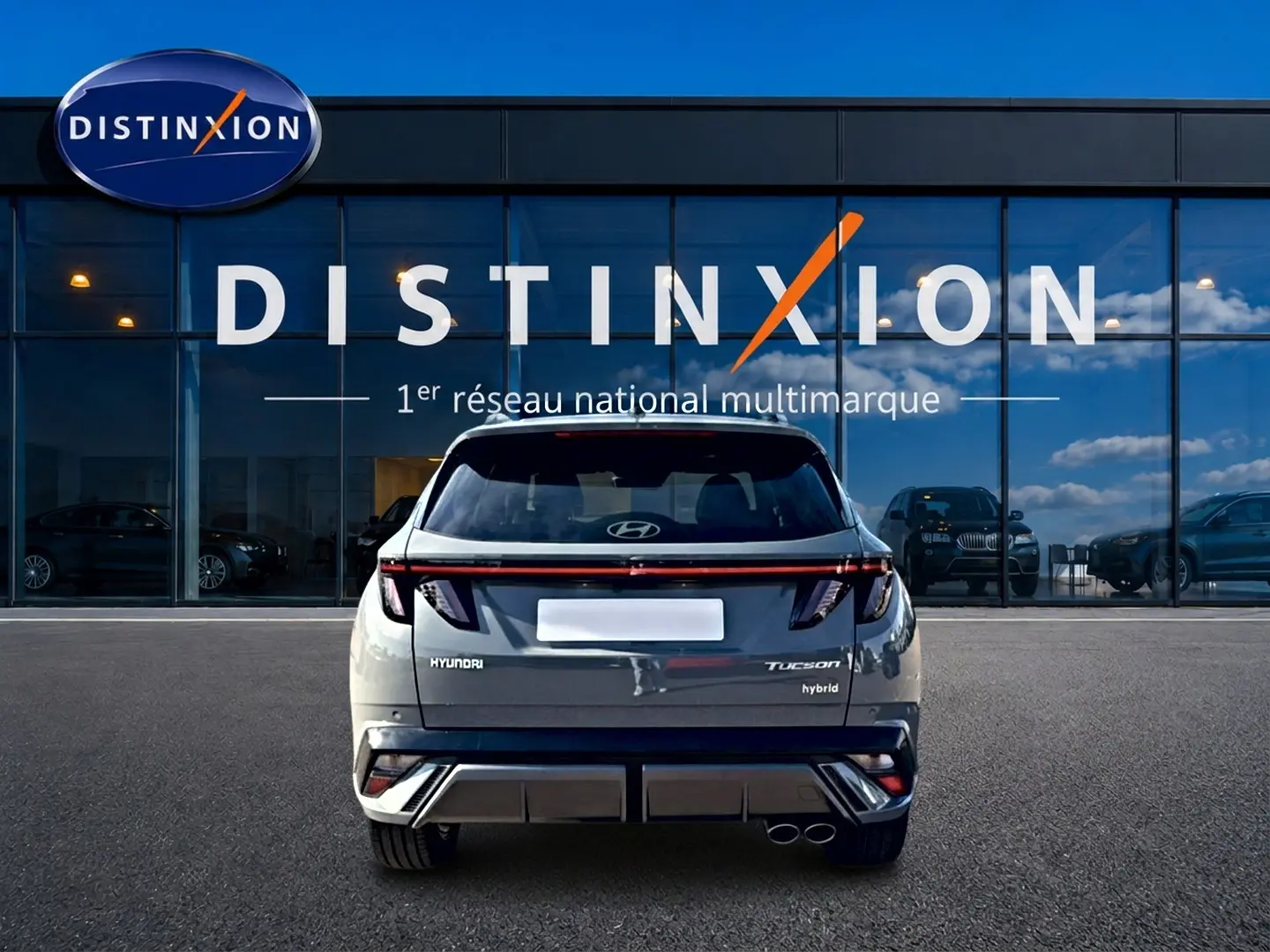 Vue arrière d'un Hyundai Tucson 2026 gris shadow avec feux LED et double sortie d'échappement chromée.