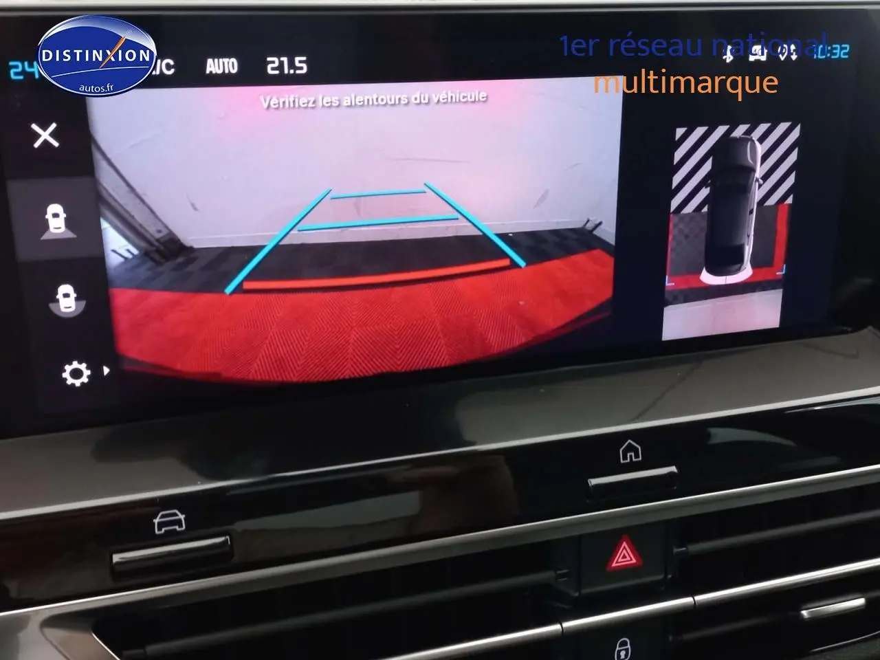 Écran multimédia affichant la caméra de recul et vue 360° du Citroën C4 X gris platinium, intérieur moderne.