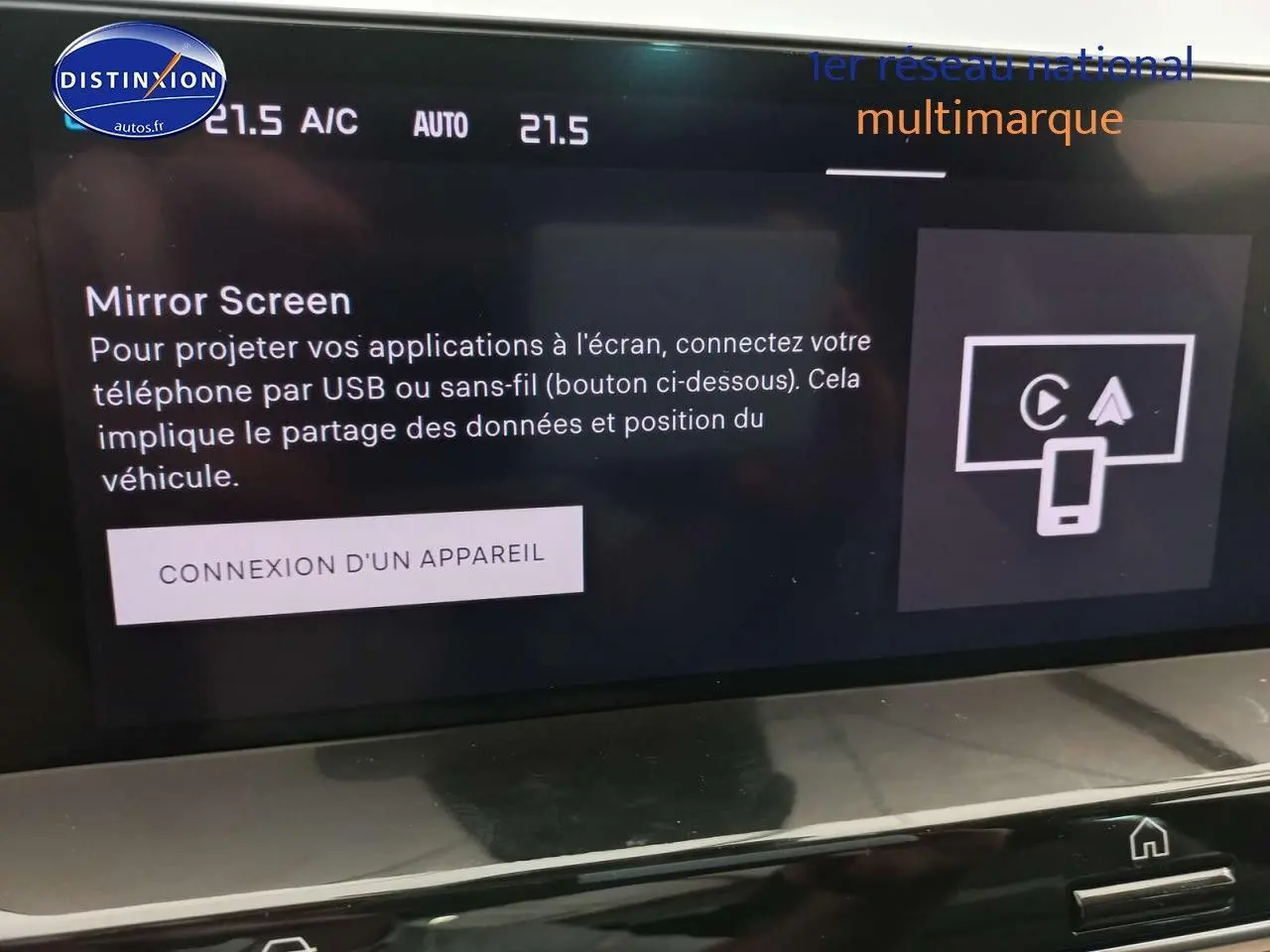 Écran tactile intérieur de la Citroën C4 X 2023 affichant la fonction Mirror Screen en mode connexion d'appareil.