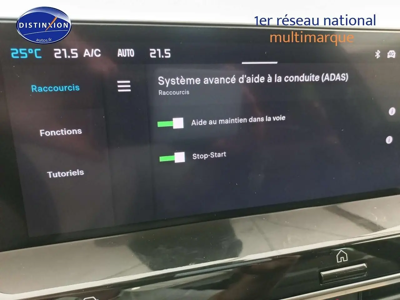 Écran tactile intérieur du Citroën C4 X 2023 affichant les aides à la conduite, vue rapprochée du tableau de bord.