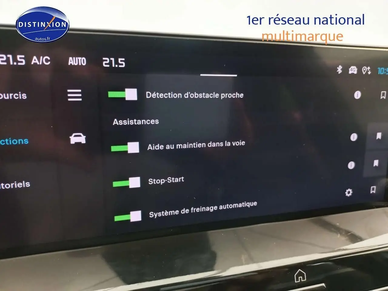 Écran tactile intérieur du Citroën C4 X 2023 affichant les assistances à la conduite sur fond noir.
