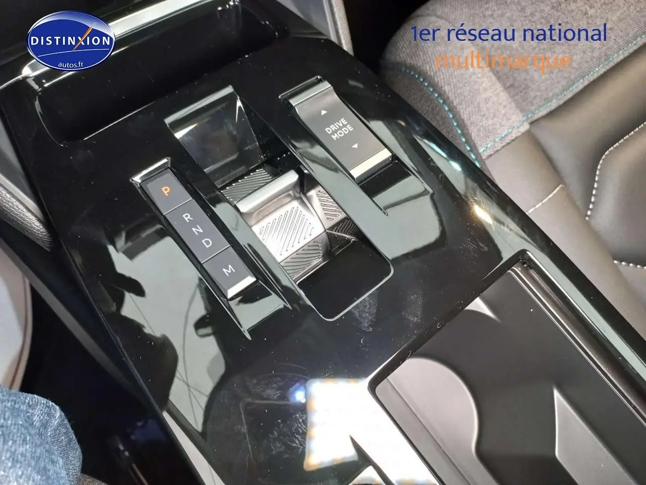 Gros plan sur la console centrale noire brillante de la Citroën C4 X 2023 avec sélecteur de boîte automatique et mode de conduite.