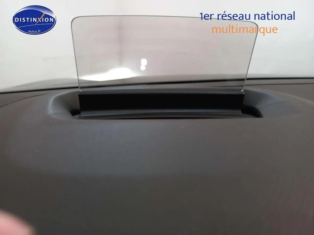Affichage tête haute transparent sur le tableau de bord d'une Citroën C4 X gris platinium 2023, vue intérieure rapprochée.