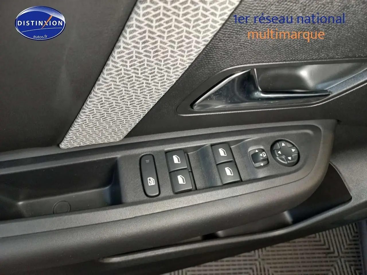 Gros plan sur la commande des vitres et rétroviseurs côté conducteur d'une Citroën C4 X gris platinium 2023.