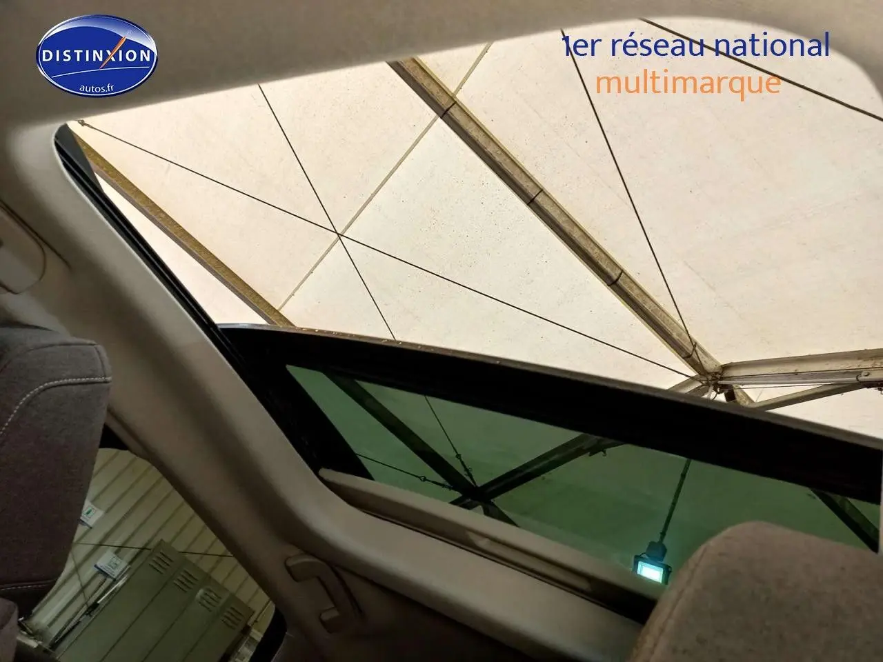 Toit ouvrant panoramique ouvert vu de l'intérieur d'une Citroën C4 X gris platinium métal.