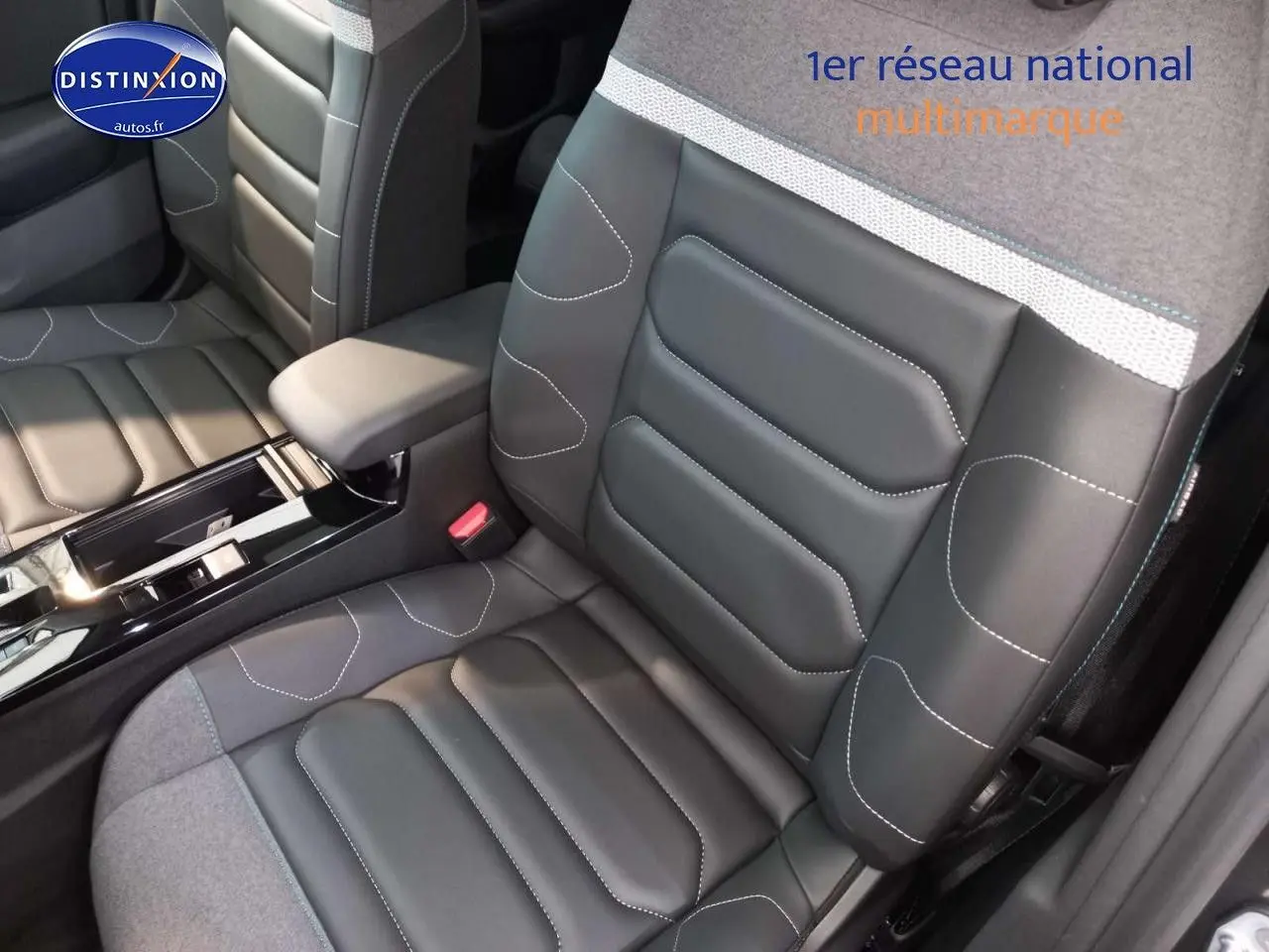 Gros plan sur les sièges avant en cuir noir et tissu gris clair de la Citroën C4 X 2023 finition Shine.