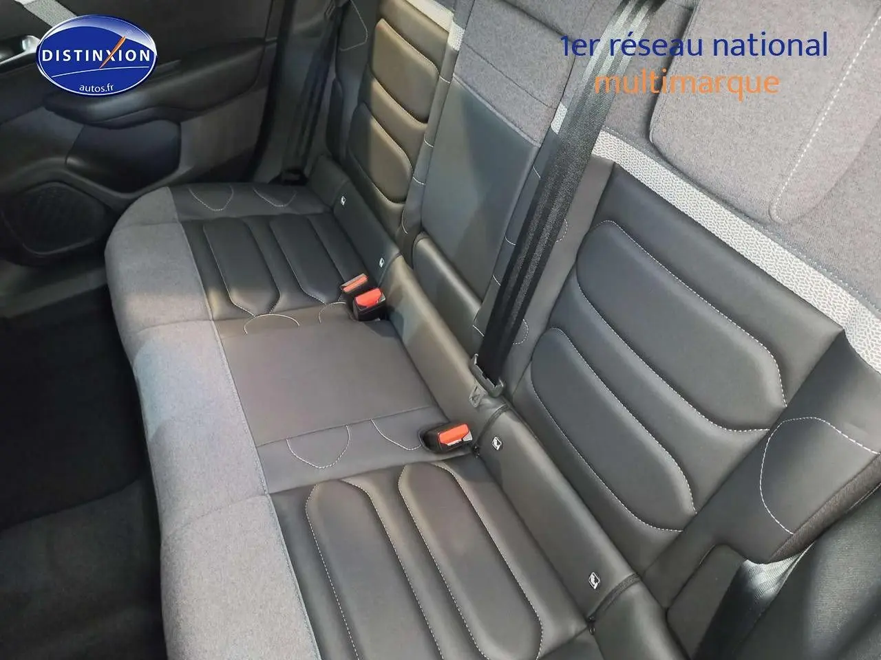 Vue rapprochée de la banquette arrière bi-matière cuir noir et tissu gris du Citroën C4 X 2023 côté droit.