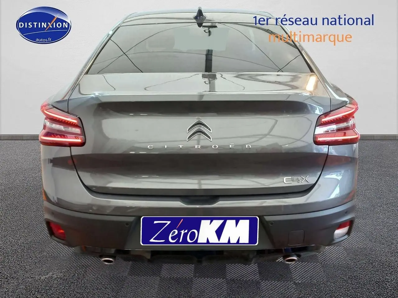 Vue arrière d'une Citroën C4 X gris platinium métal de 2023 avec feux LED et double sortie d'échappement visible.