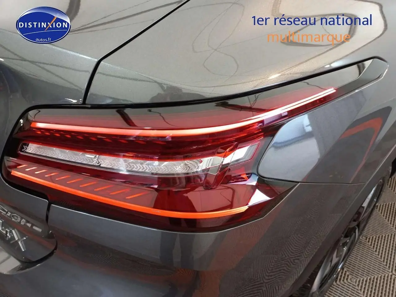 Gros plan sur le feu arrière droit rouge et blanc d'une Citroën C4 X gris platinium métal 2023.