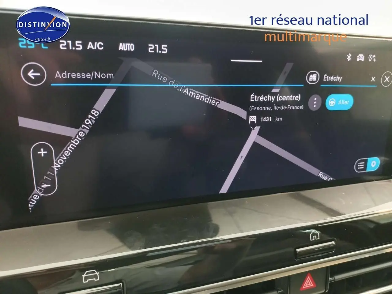 Écran tactile de navigation intérieure du Citroën C4 X 2023, affichant une carte et commandes climatisation.