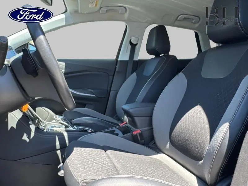 Intérieur avant de l'Opel Grandland 1.5 D 130ch Elegance Business 2022, sièges tissu noir Harlequin et accoudoir central.