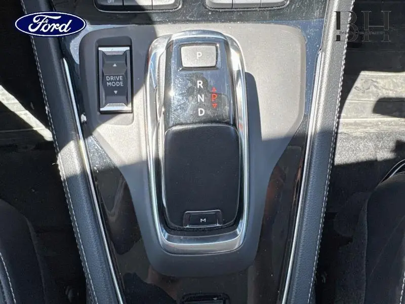 Le levier de vitesse automatique noir et chrome de l'Opel Grandland 1.5 D 130ch Elegance Business vu de dessus.