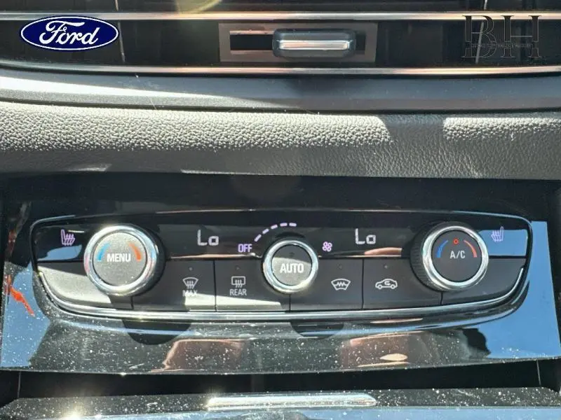 Panneau de commande de climatisation automatique noir brillant dans l'Opel Grandland 1.5 D 130ch Elegance Business BVA8 2022.