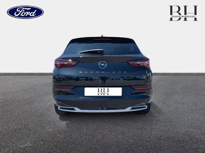 Vue arrière de l'Opel Grandland 2022 noir diamant métallisé avec feux arrière LED et double sortie d'échappement intégrée.