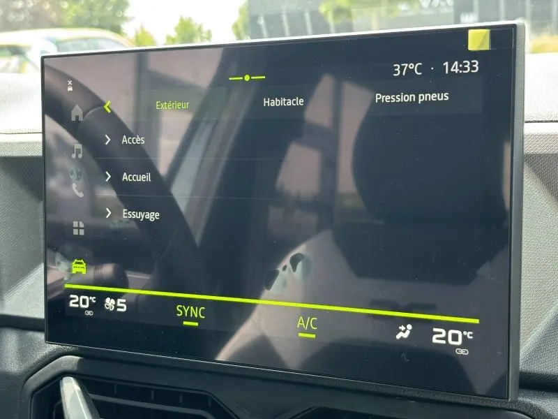 Écran tactile central du tableau de bord du Dacia Bigster 2025 affichant la température et les réglages climatiques.