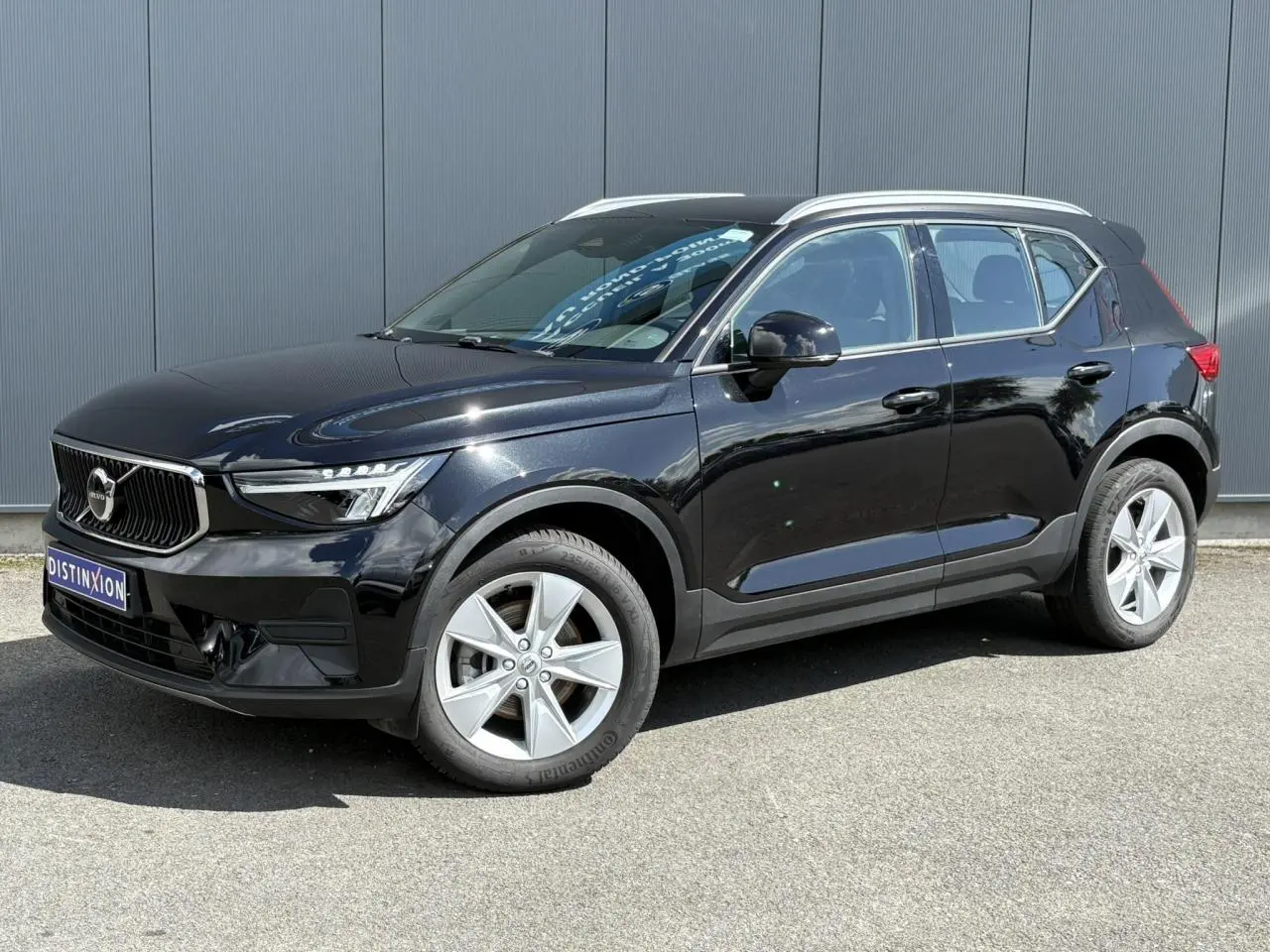 Volvo XC40 noir Onyx en 3/4 avant droit, mettant en valeur ses jantes alliage 18 pouces et sa calandre distinctive.