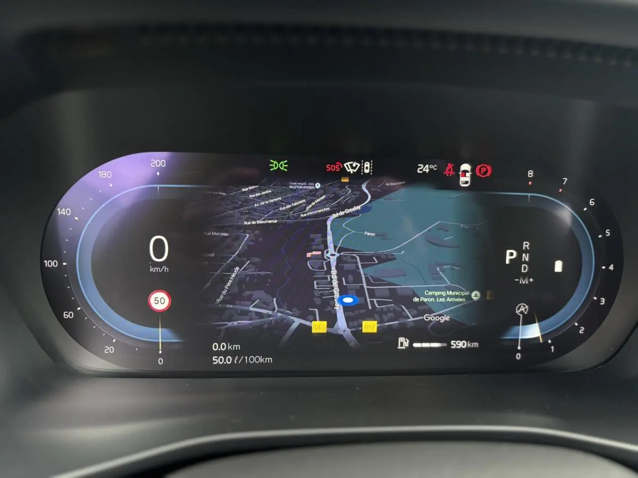 Combiné d'instruments digital du Volvo XC40 B3 MHEV 2024 affichant la navigation et les indicateurs de vitesse et carburant.