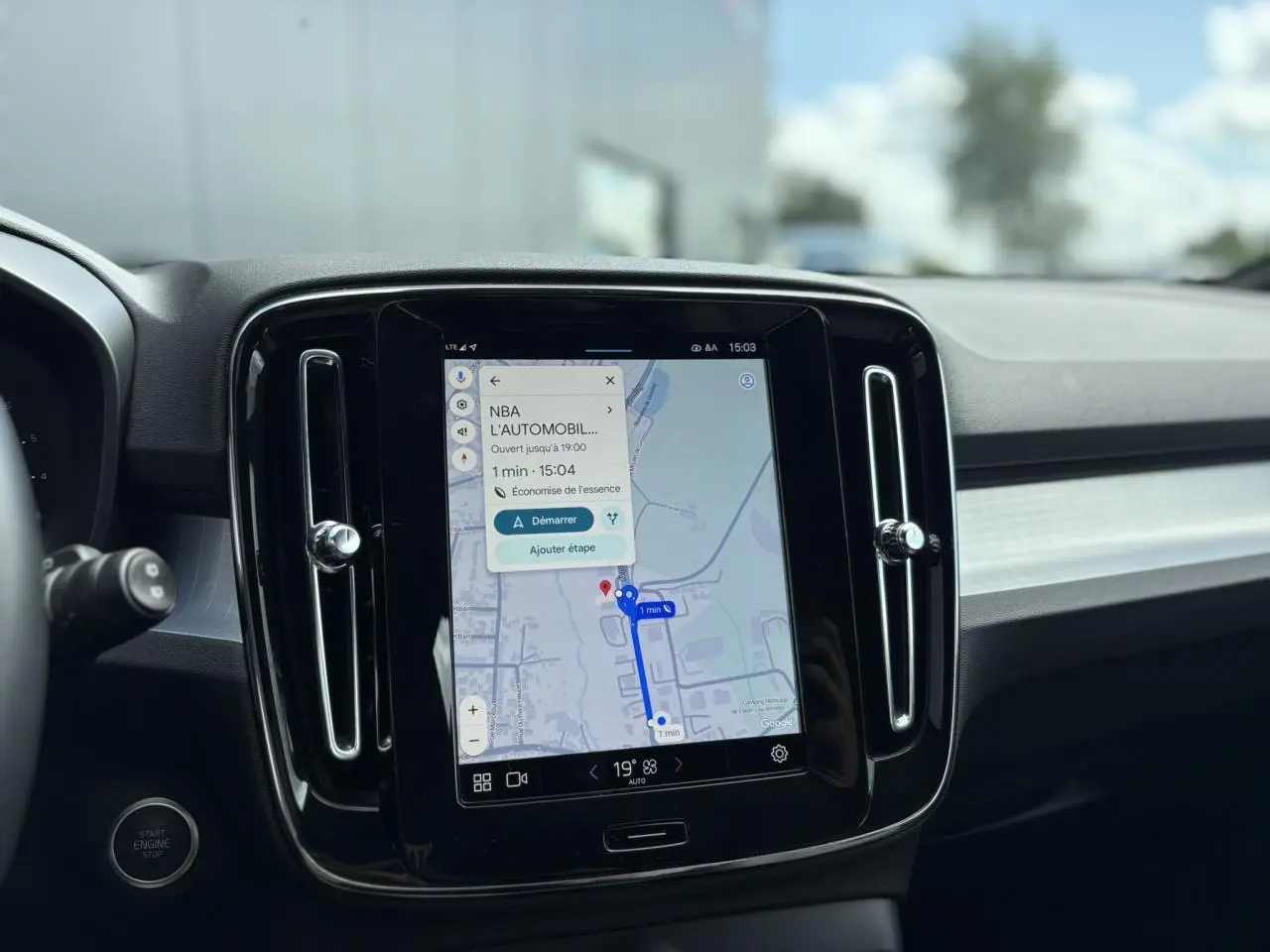 Écran tactile central affichant la navigation GPS dans l'habitacle noir du Volvo XC40 2024.
