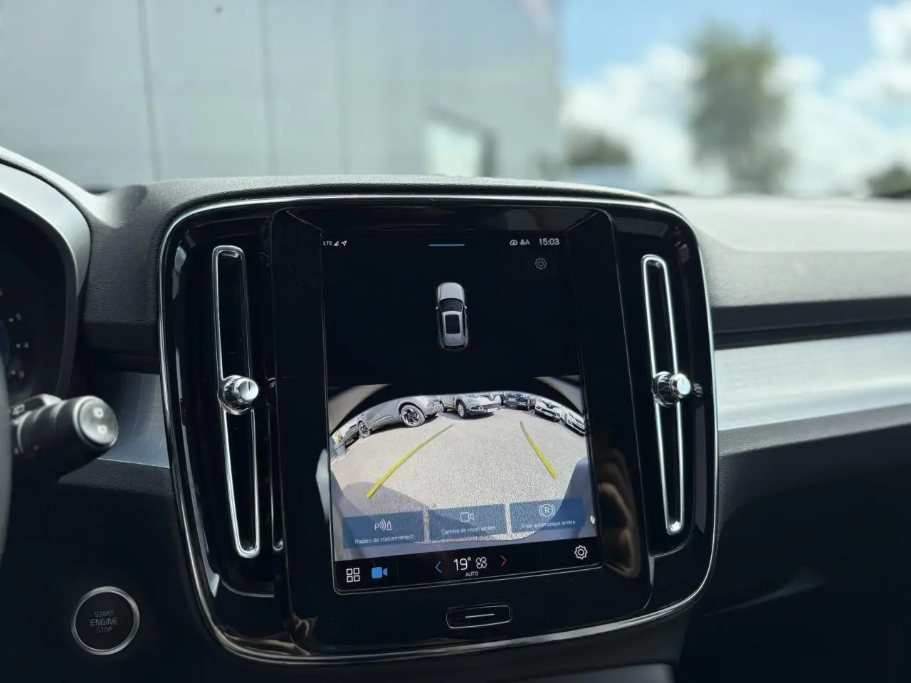 Écran tactile central affichant la caméra de recul dans l'habitacle du Volvo XC40 noir Onyx, vue de face.
