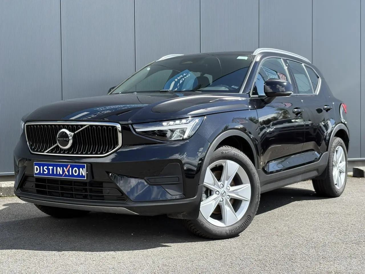 Volvo XC40 noir Onyx vue 3/4 avant droit, avec jantes alliage 18 pouces et calandre chromée distinctive.