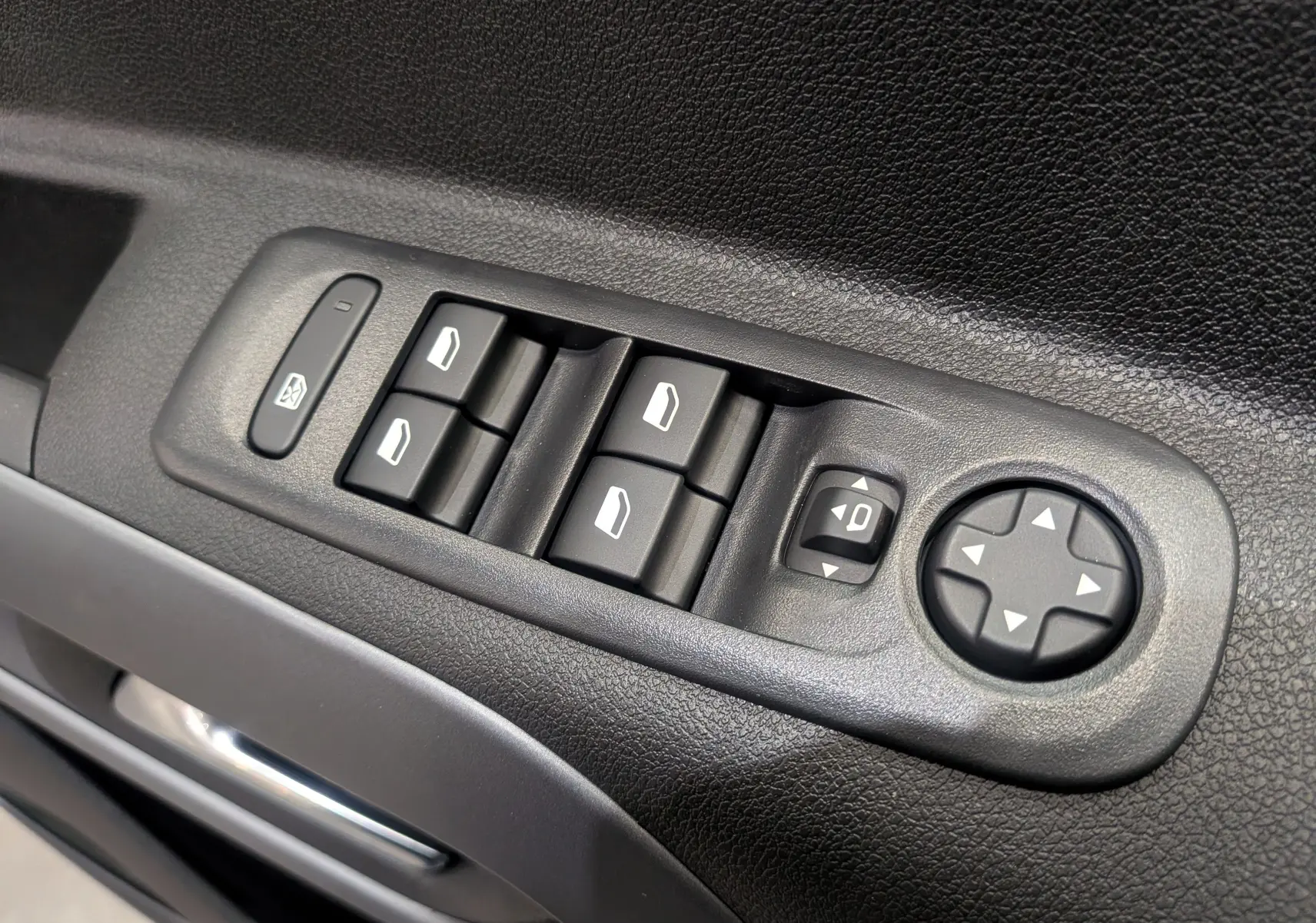 Commande des vitres électriques et réglage des rétroviseurs sur la portière côté gauche du Citroën Berlingo Blanc Glacier 2025.
