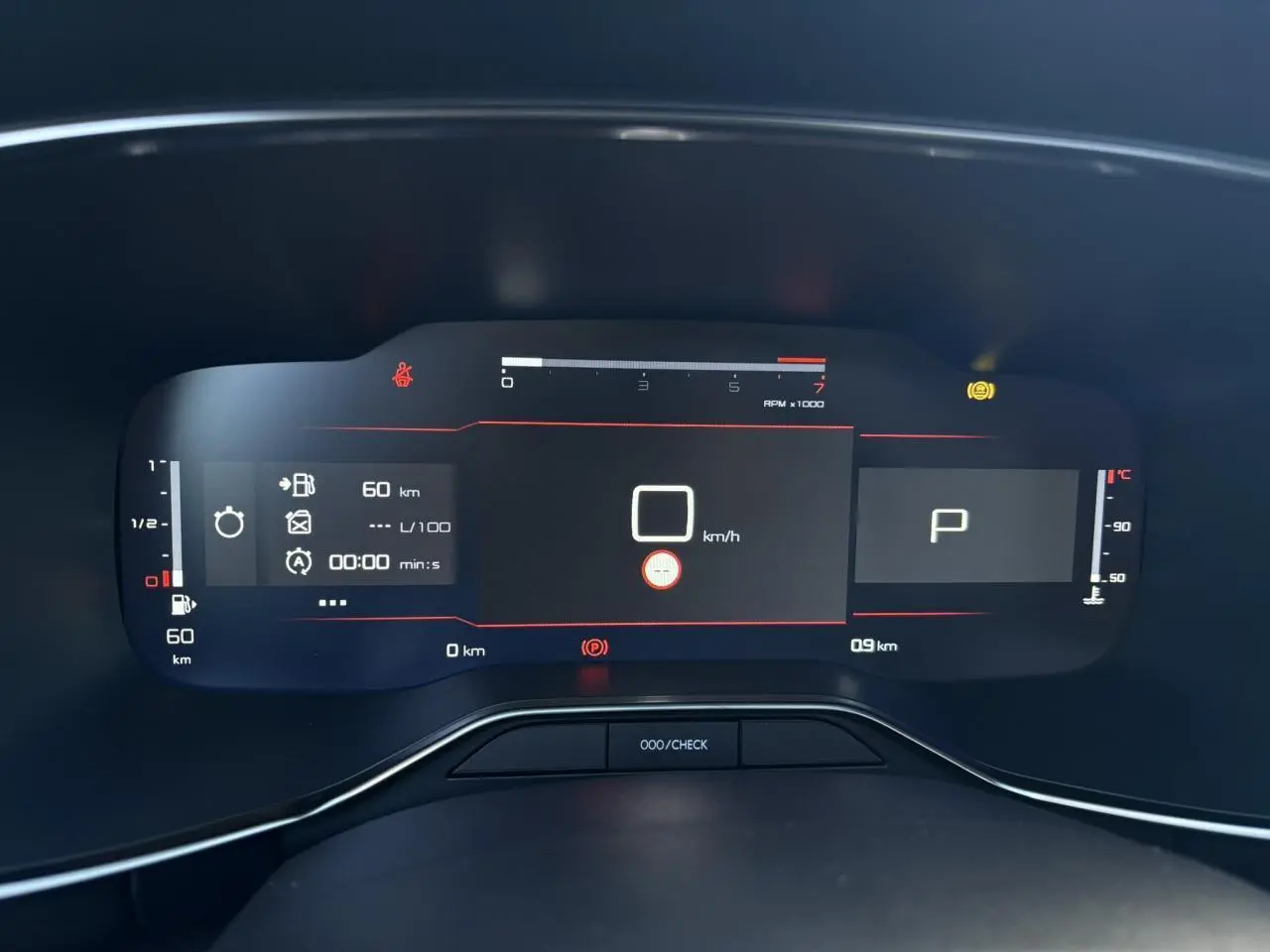 Affichage numérique du tableau de bord du Citroën C5 Aircross 2025, avec compte-tours et vitesse à 0 km/h.