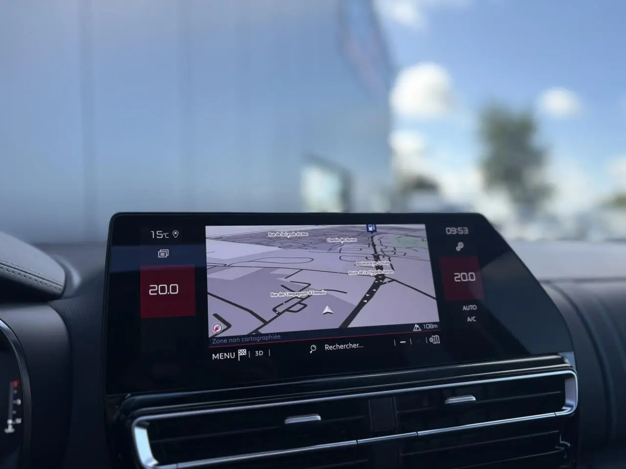 Écran tactile GPS 10'' du tableau de bord du Citroën C5 Aircross gris Platinium, affichant une carte en 3D.
