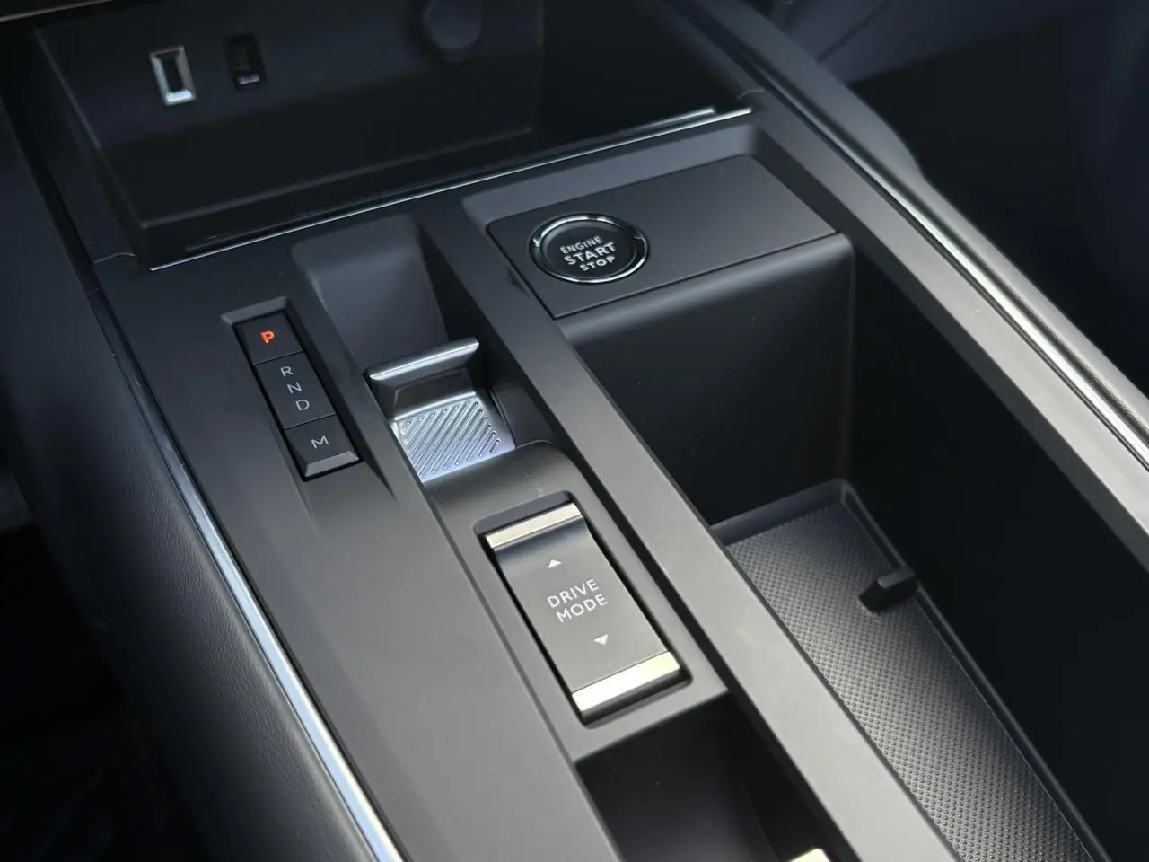 Gros plan sur la console centrale noire du Citroën C5 Aircross 2025 avec bouton start/stop et commande mode de conduite.