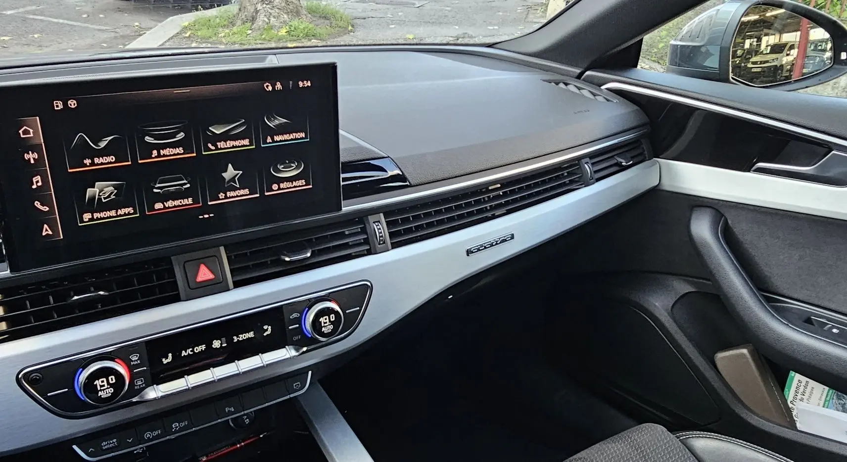 Intérieur de l’Audi A5 Sportback 2022 côté passager, tableau de bord moderne avec écran tactile et finition aluminium.
