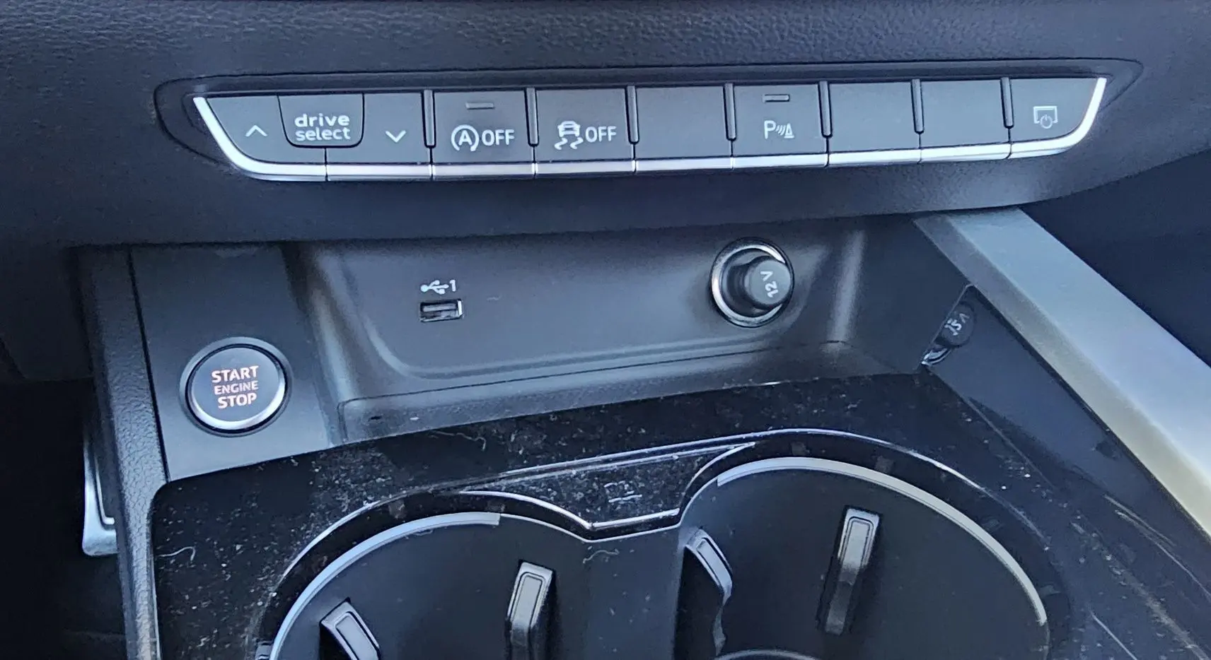 Gros plan sur la console centrale de l'Audi A5 Sportback 2022 avec boutons de contrôle et prise 12V visibles