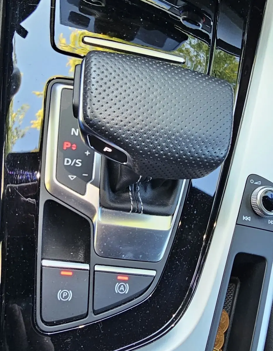 Gros plan sur le levier de vitesses automatique en cuir perforé noir de l'Audi A5 Sportback 2022, console brillante.