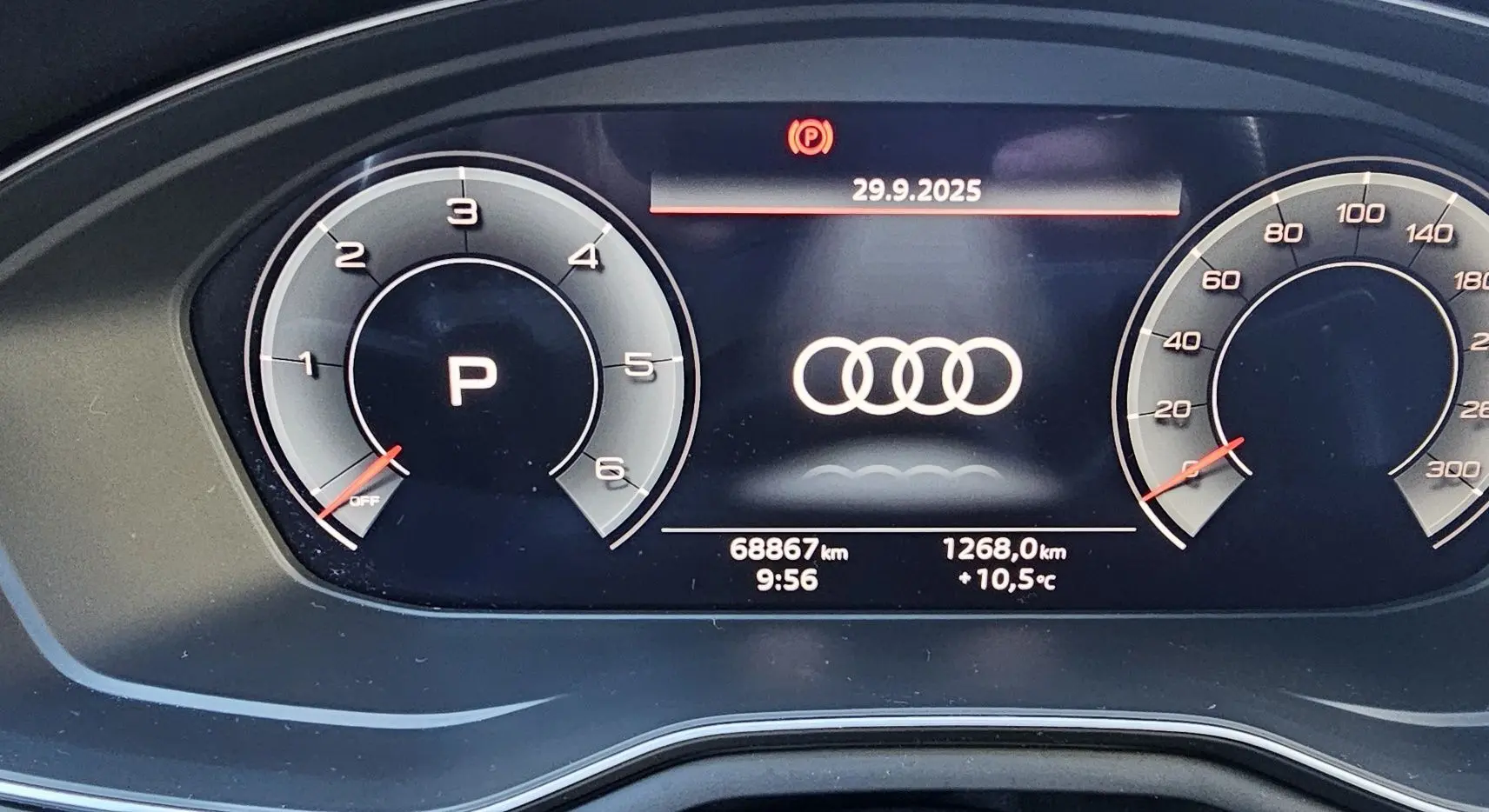 Tableau de bord numérique de l'Audi A5 Sportback 2022 affichant le logo Audi, la vitesse et le régime moteur en mode parking.