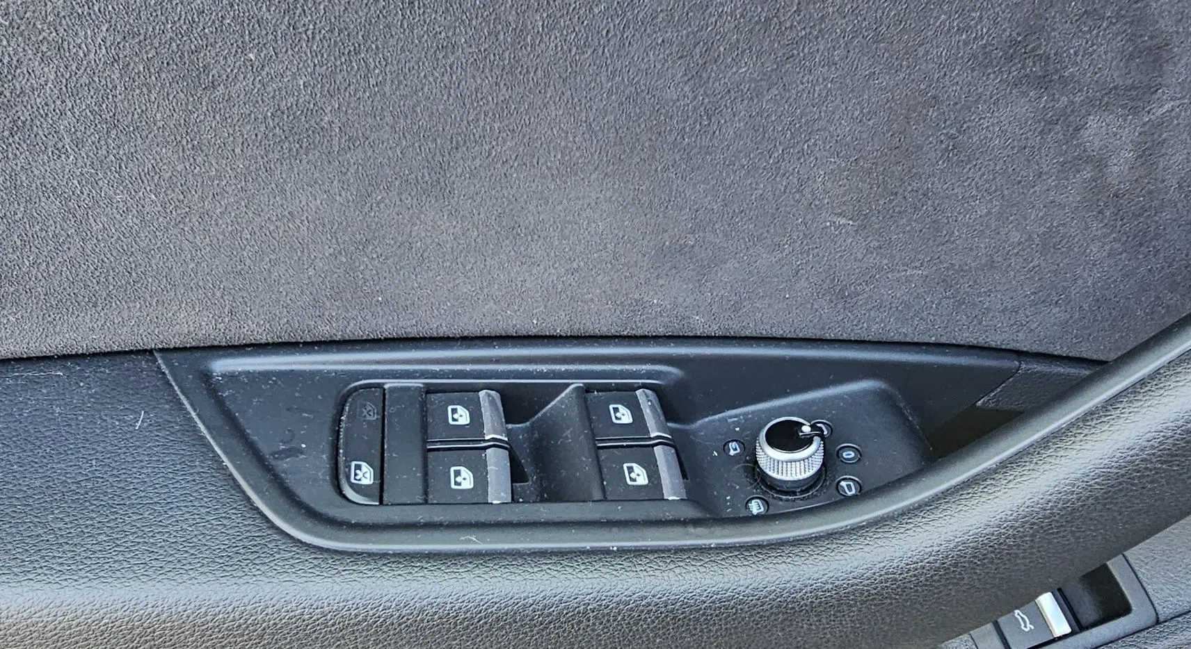 Commande des vitres et réglage des rétroviseurs sur la porte côté gauche d'une Audi A5 Sportback gris Daytona 2022.